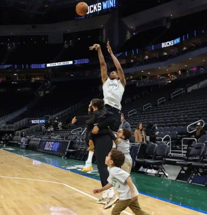 今夜密尔沃基雄鹿远射贴柱——葡超节点到来，压力陡增，更衣室氛围转暖的简单介绍